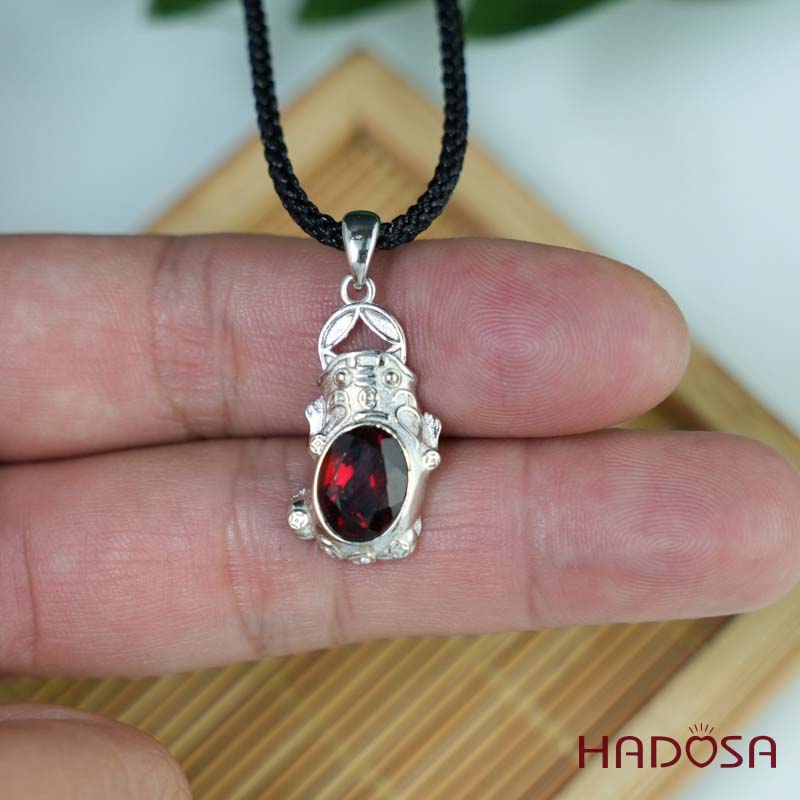 Mặt dây chuyền tỳ hưu đá Garnet 7x9mm bạc 925