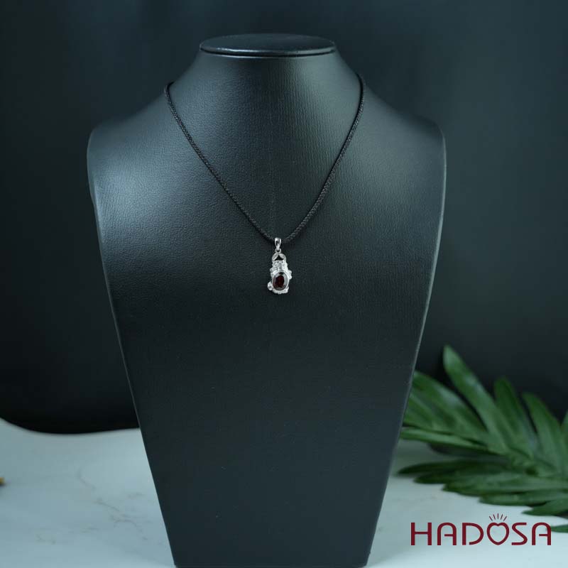 Mặt dây chuyền tỳ hưu đá Garnet 7x9mm bạc 925