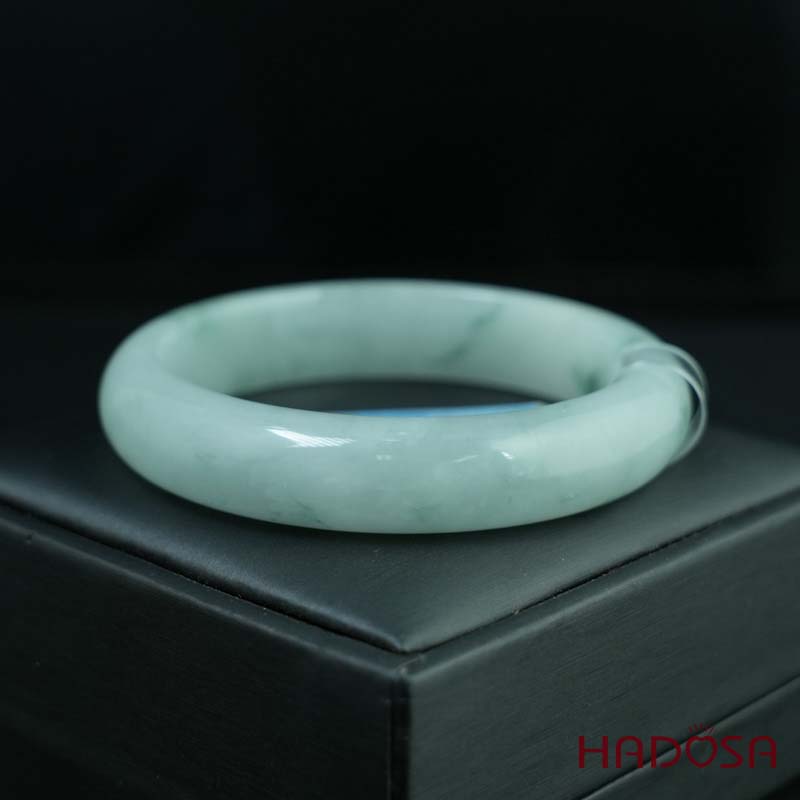 Vòng Ngọc Cẩm Thạch lá hẹ xanh điểm lí ni 56