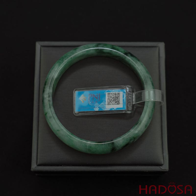 Cận cảnh Vòng kiềng Cẩm Thạch lá hẹ xanh lí ni 60 HADOSA