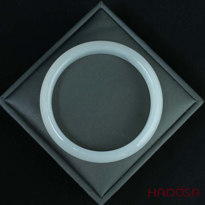 Vòng kiềng mã não trắng ngọc ni lá hẹ 58