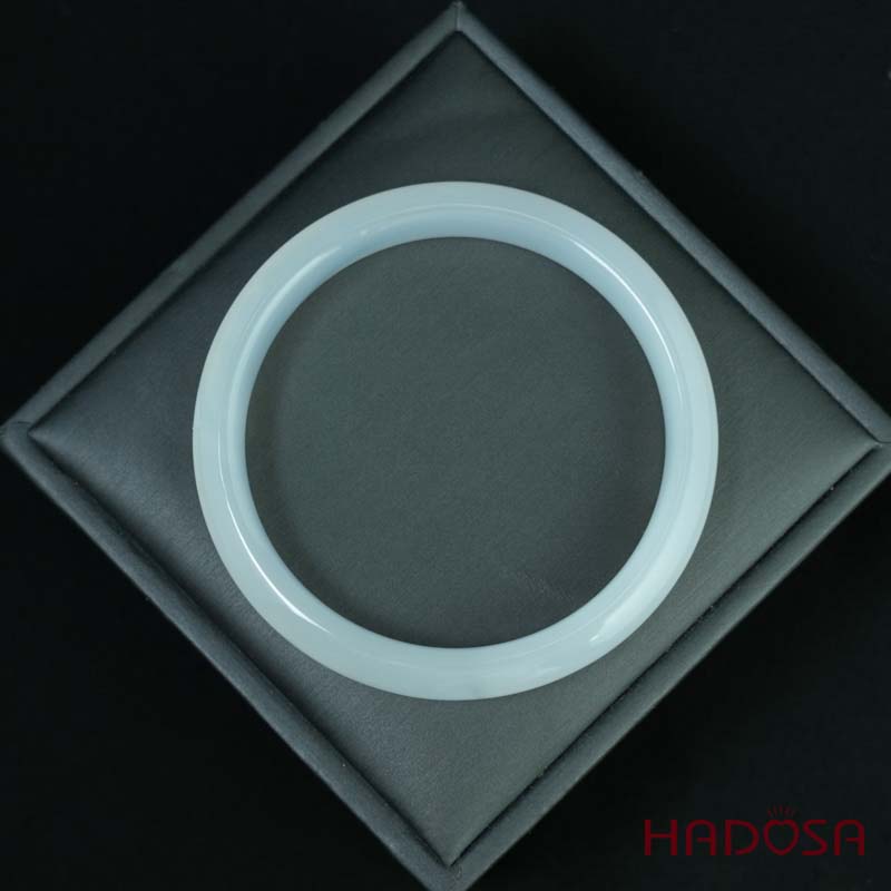 Vòng kiềng mã não trắng ngọc ni lá hẹ 56