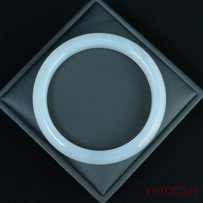 Vòng kiềng mã não trắng ngọc ni lá hẹ 60