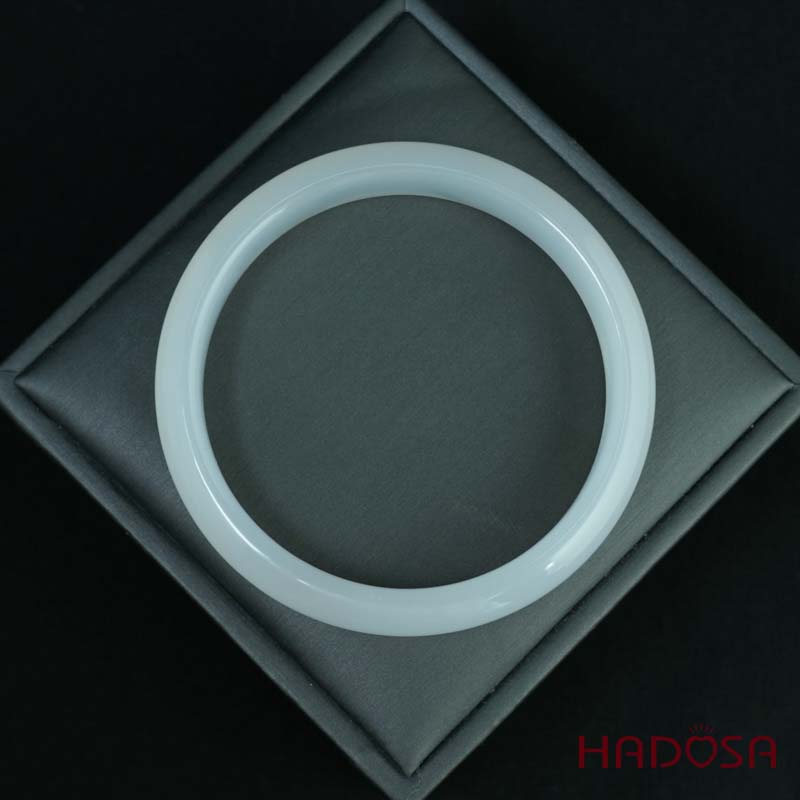 Vòng kiềng mã não trắng ngọc ni lá hẹ 58