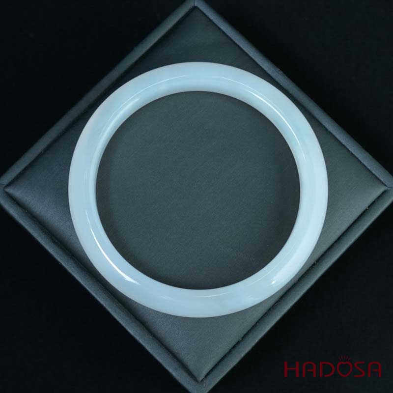 Vòng kiềng mã não trắng ngọc ni lá hẹ 60