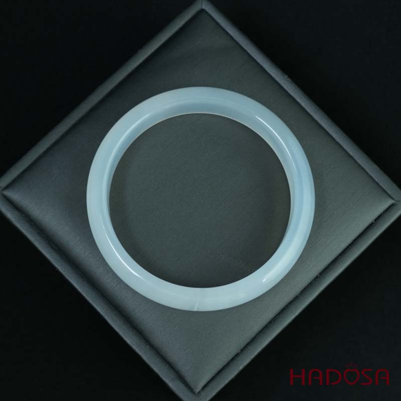 Vòng kiềng mã não trắng ngọc bản hẹ ni 52