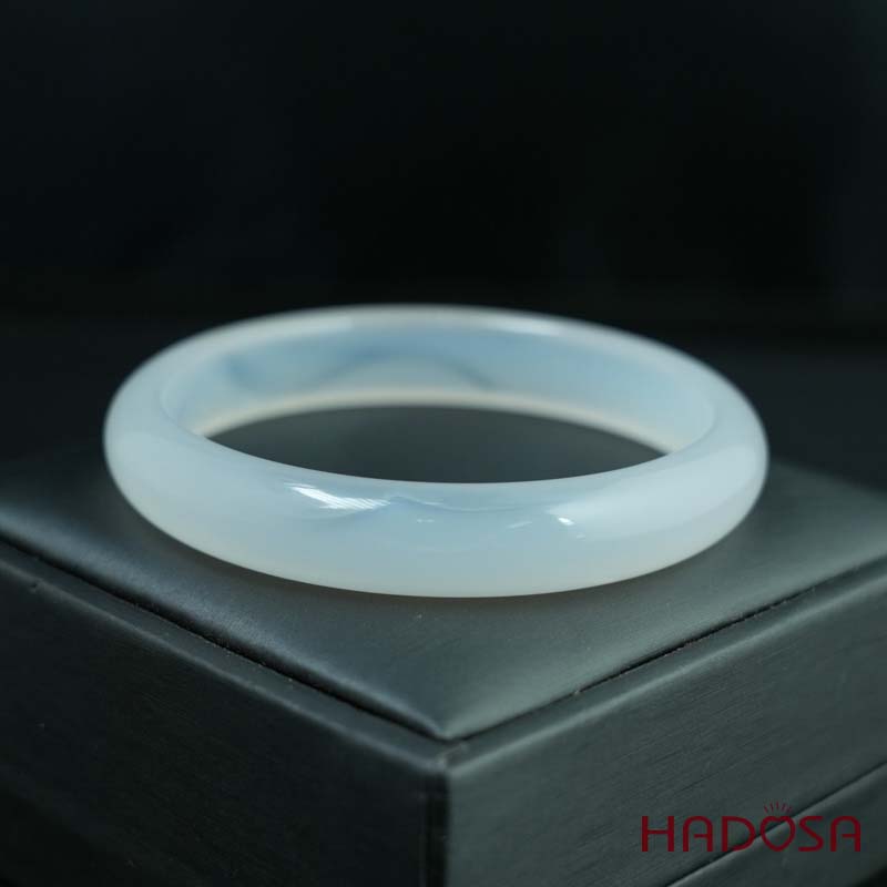 Vòng kiềng mã não trắng ngọc ni lá hẹ 58