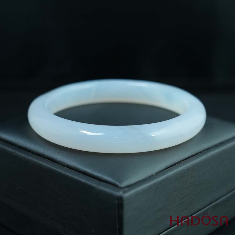 Vòng kiềng mã não trắng ngọc ni lá hẹ 60