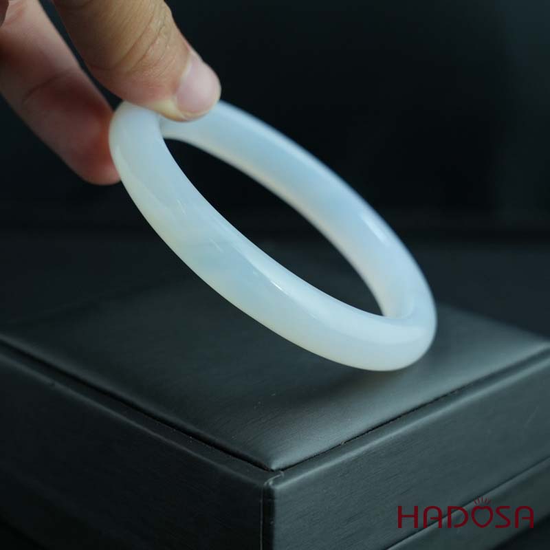 Vòng kiềng mã não trắng ngọc ni lá hẹ 60