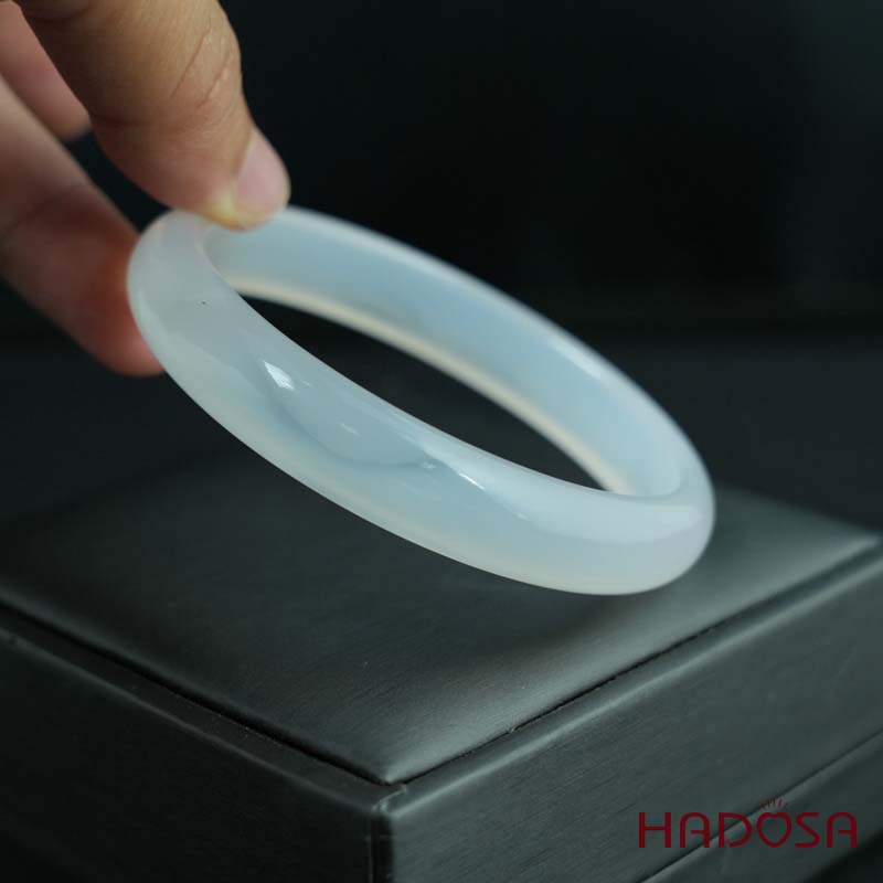 Vòng kiềng mã não trắng ngọc ni lá hẹ 58