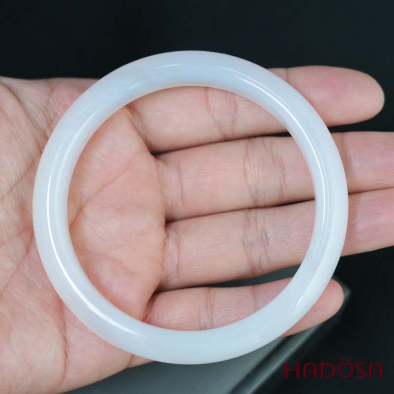 Vòng kiềng mã não trắng ngọc ni lá hẹ 60