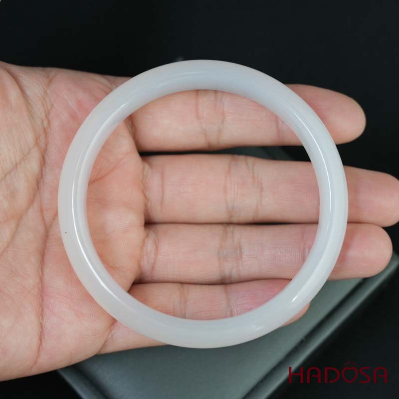 Vòng kiềng mã não trắng ngọc ni lá hẹ 58