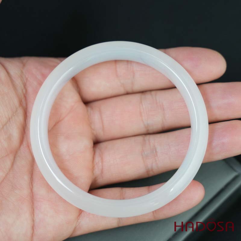 Vòng kiềng mã não trắng ngọc ni lá hẹ 56