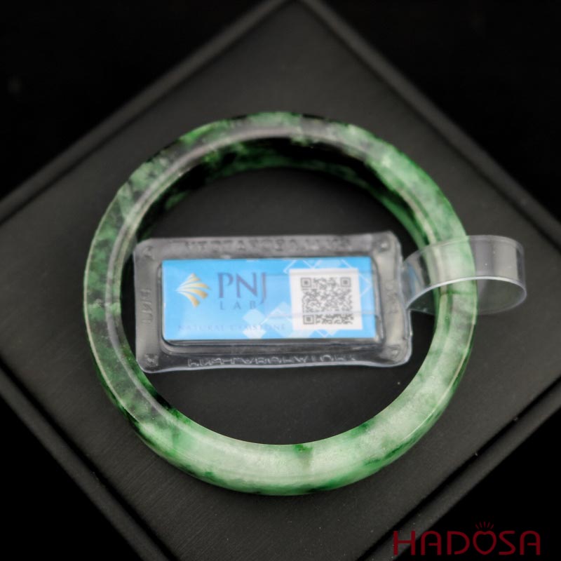Cận cảnh Vòng Ngọc Cẩm Thạch bản vuông xanh lý ni 50 HADOSA