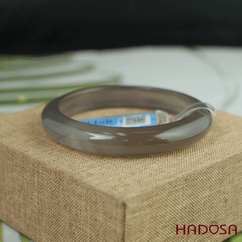 Vòng kiềng mã não xám ghi bản oval ni 55