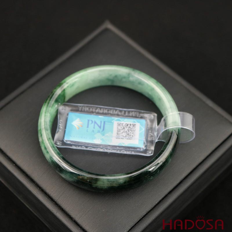 Cận cảnh Vòng Ngọc Cẩm Thạch lá hẹ xanh trong ni 50 HADOSA