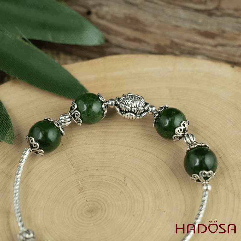 Vòng đá Diopside 10mm mix charm bạc 925