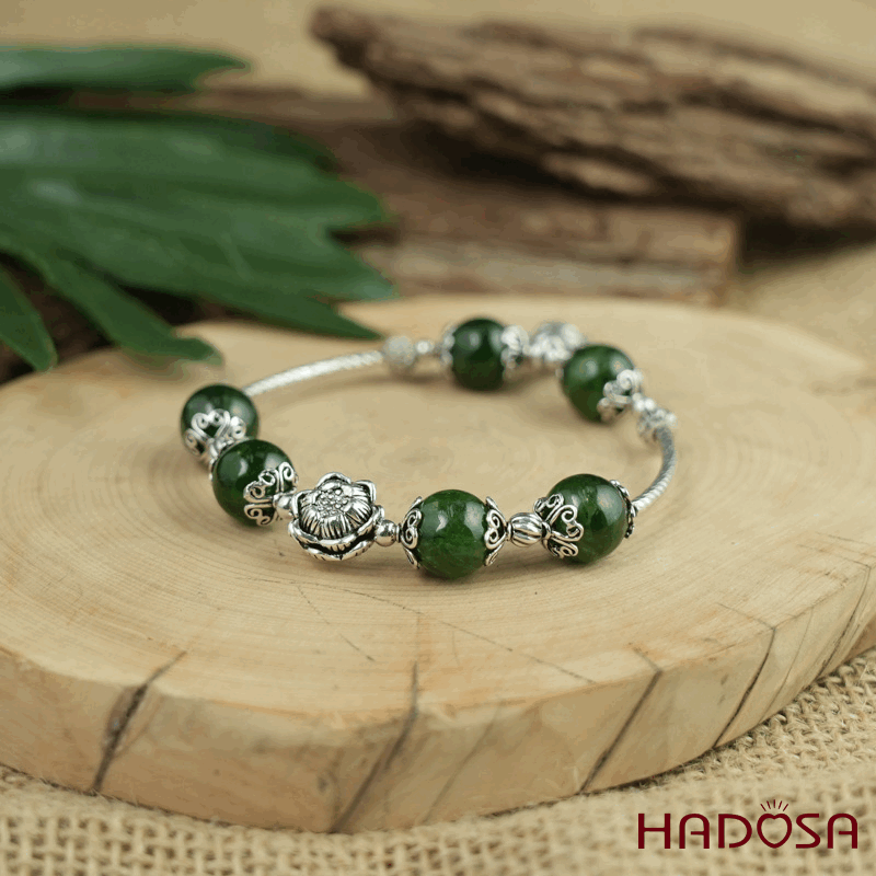 Vòng đá Diopside 10mm mix charm bạc 925