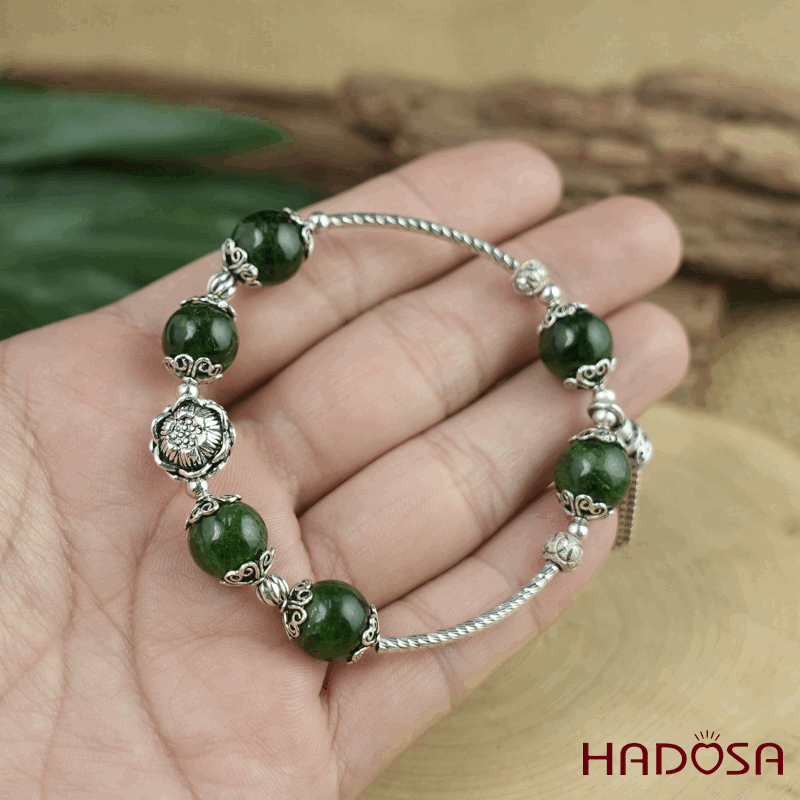 Vòng đá Diopside 10mm mix charm bạc 925