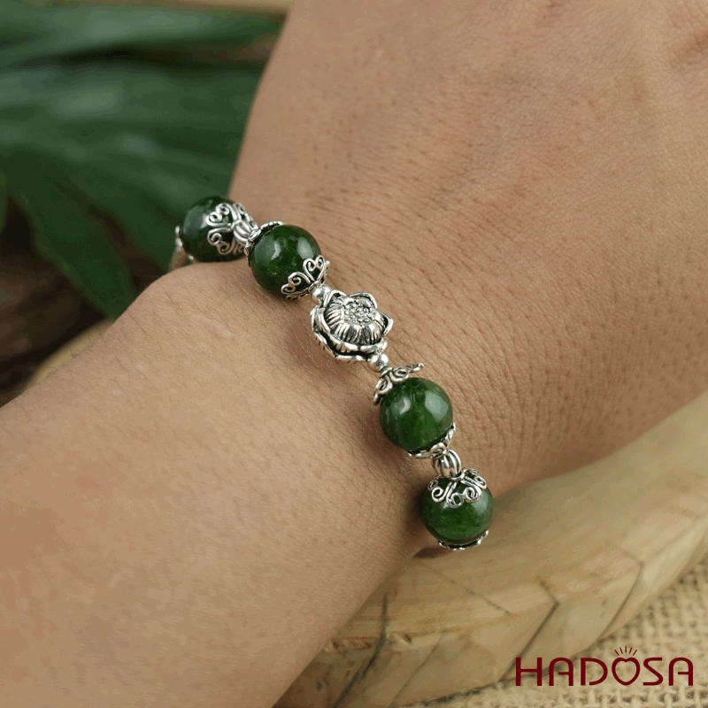 Vòng đá Diopside 10mm mix charm bạc 925