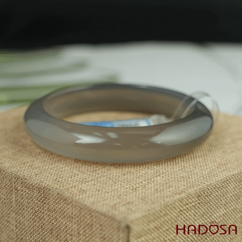 Vòng kiềng mã não xám ghi bản oval ni 50