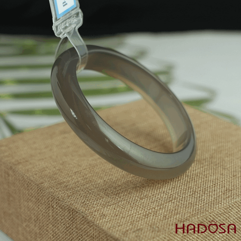 Vòng kiềng mã não xám ghi bản oval ni 50