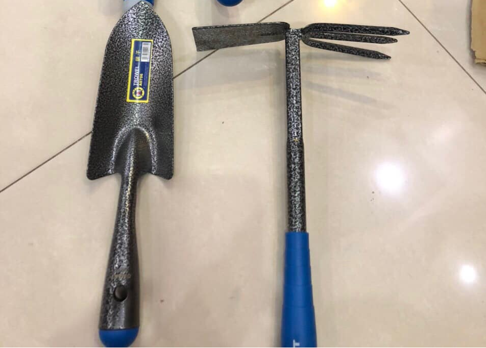 Bộ 2 dụng cụ làm vườn cán cao su xanh để đào xới đất làm cảo ( xẻng + 1 cuốc cào sới ) LV125