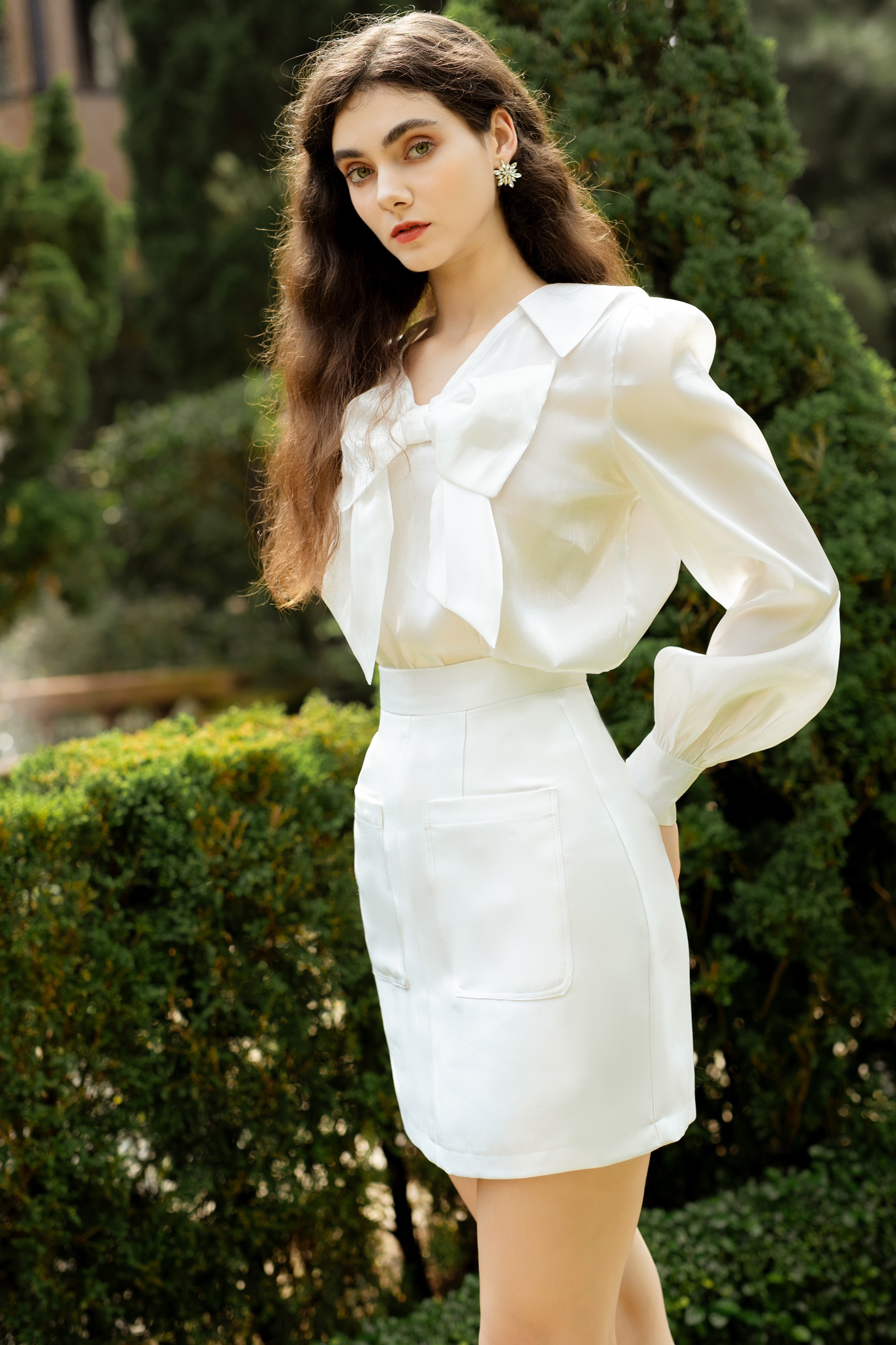 Set áo và chân váy lụa trắng dài khoét hông MAEL FEMME – Hizu Dress Up