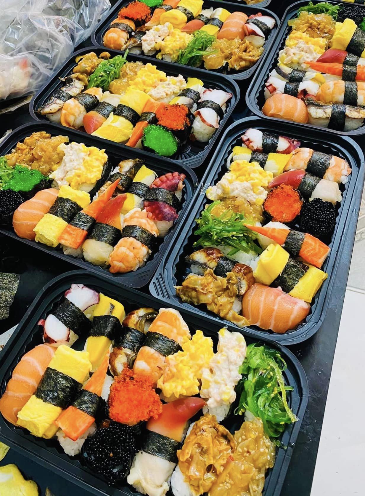 KHAY NHỰA ĐỰNG SUSHI CAO CẤP PHÚ HỘI - BÍ QUYẾT GIỮ TRỌN HƯƠNG VỊ TƯƠI NGON VÀ VẺ ĐẸP TINH TẾ
