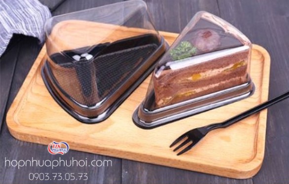 Mẫu hộp nhựa tam giác đế đen đựng bánh bông lan, bánh kem đẹp mắt