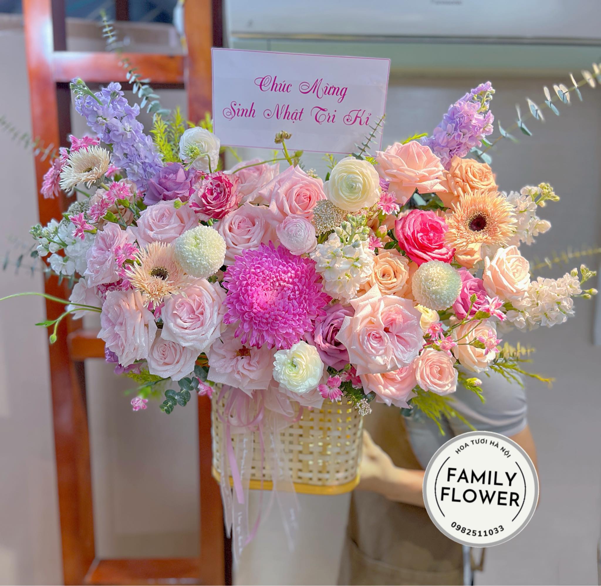 Lẵng hoa chúc mừng tone hồng nhẹ nhàng tại Ba Đình ! Hoa tươi online Hà Nội ! Mua hoa tươi tại Hà Nội