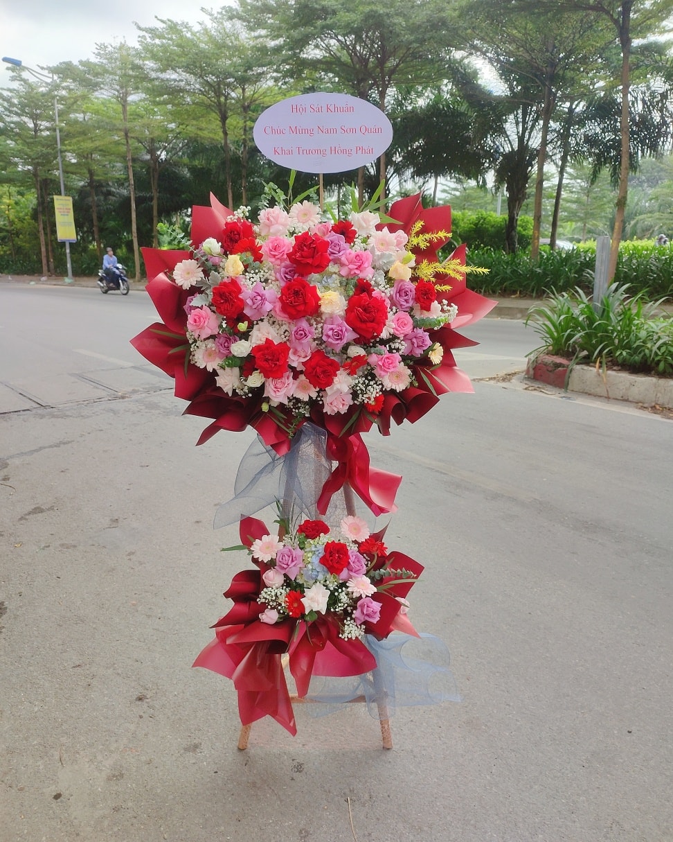 kệ hoa đỏ mừng khai trương ở Cầu GIẤY - HÀ NỘI . HOA KHAI TRƯƠNG CẦU GIẤY