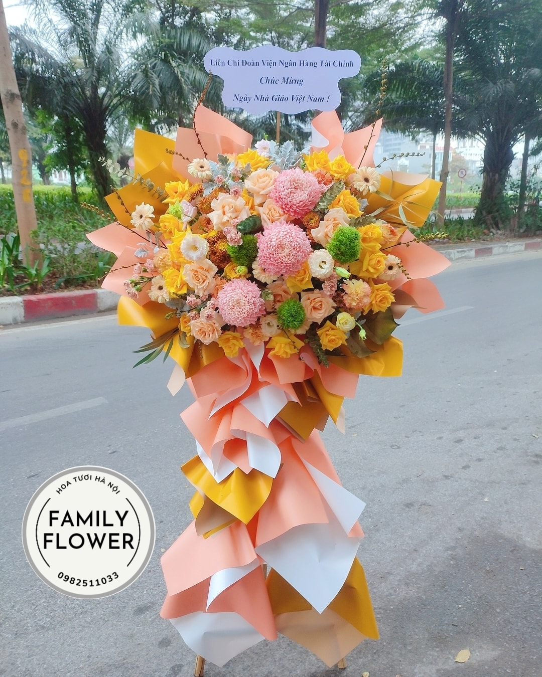 Cây hoa chúc mừng ngày Nhà Giáo Việt Nam tại Hà Nội