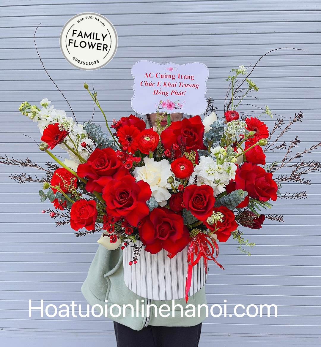 Lẵng hoa hồng tone đỏ tươi chúc mừng ngày 8/3 đẹp tại Hà Nội.