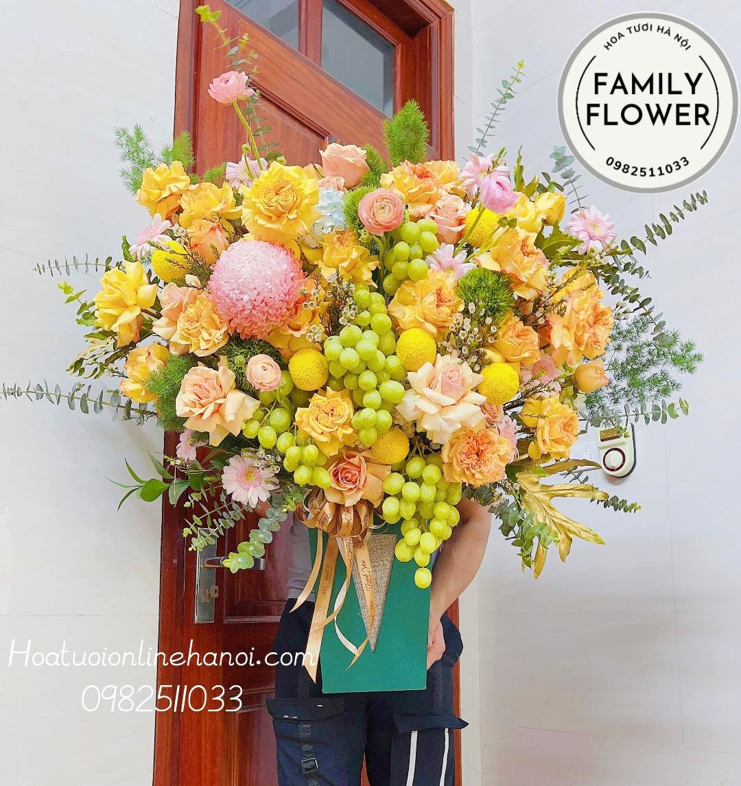 Lẵng hoa VIP tone xanh vàng kết hợp với trái cây tạo nên một lẵng hoa mang màu sắc mới mẻ dành tặng cho đối tác quan trọng, giám đốc, chủ tịch là một món quà vô cùng tinh tế và sang trọng.
