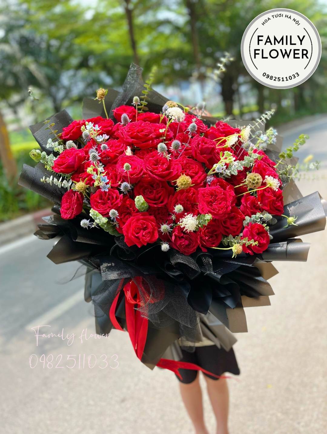 Bó hoa hồng đỏ khổng lồ tặng vợ người yêu ở quận Hoàn Kiếm