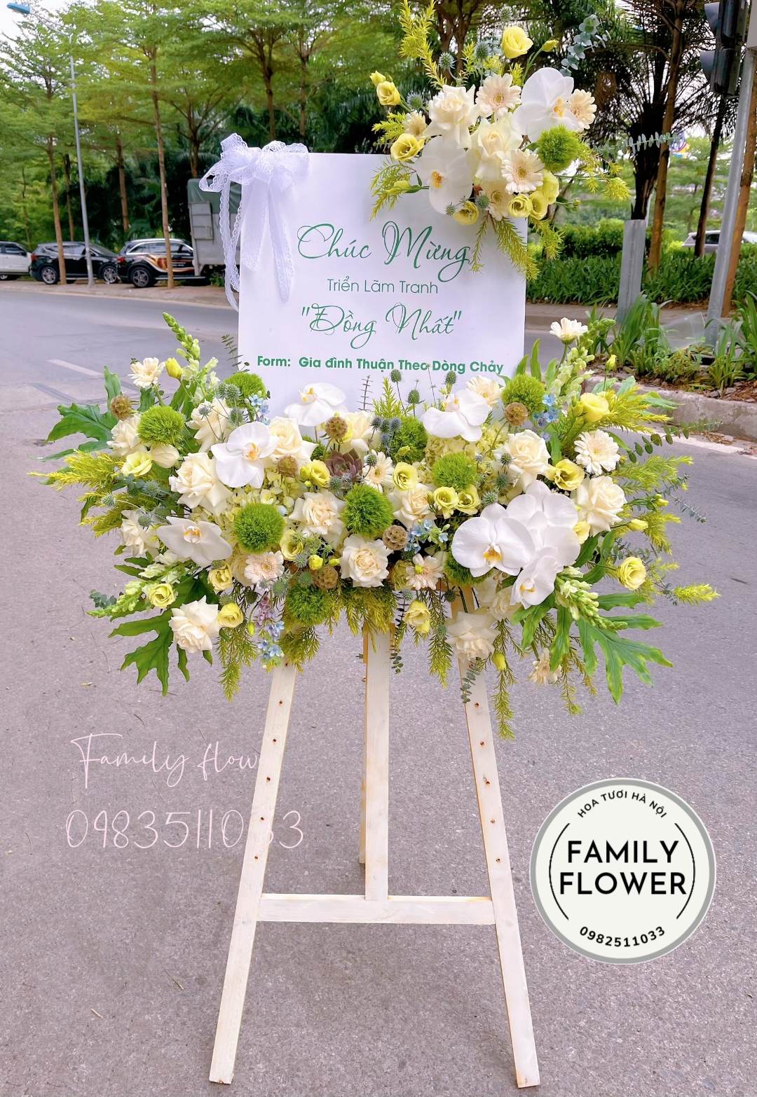 Khung tranh tone xanh trắng chúc mừng triển lãm ở Hà Nội