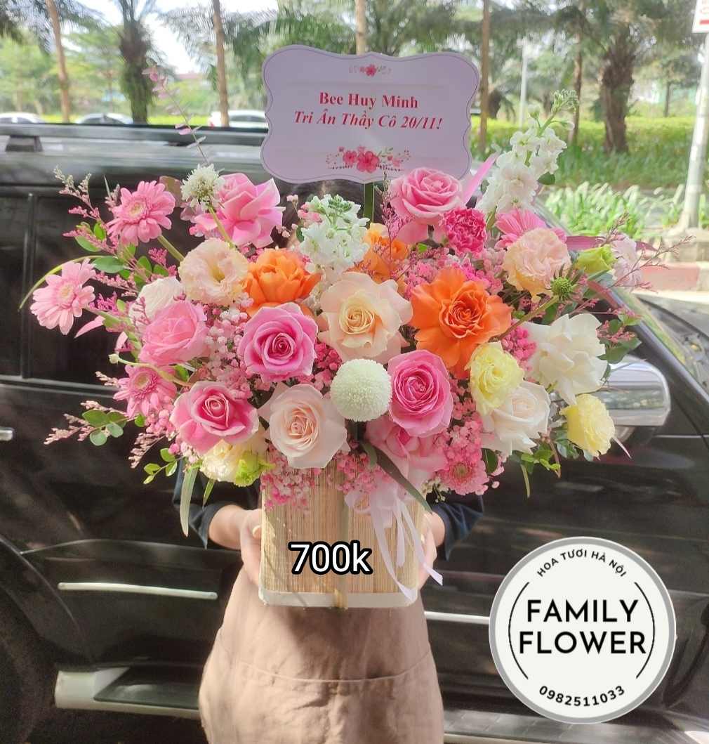 Các lẵng hoa tươi với nhiều tone màu khác nhau tặng 20/10 tại Hà Nội
