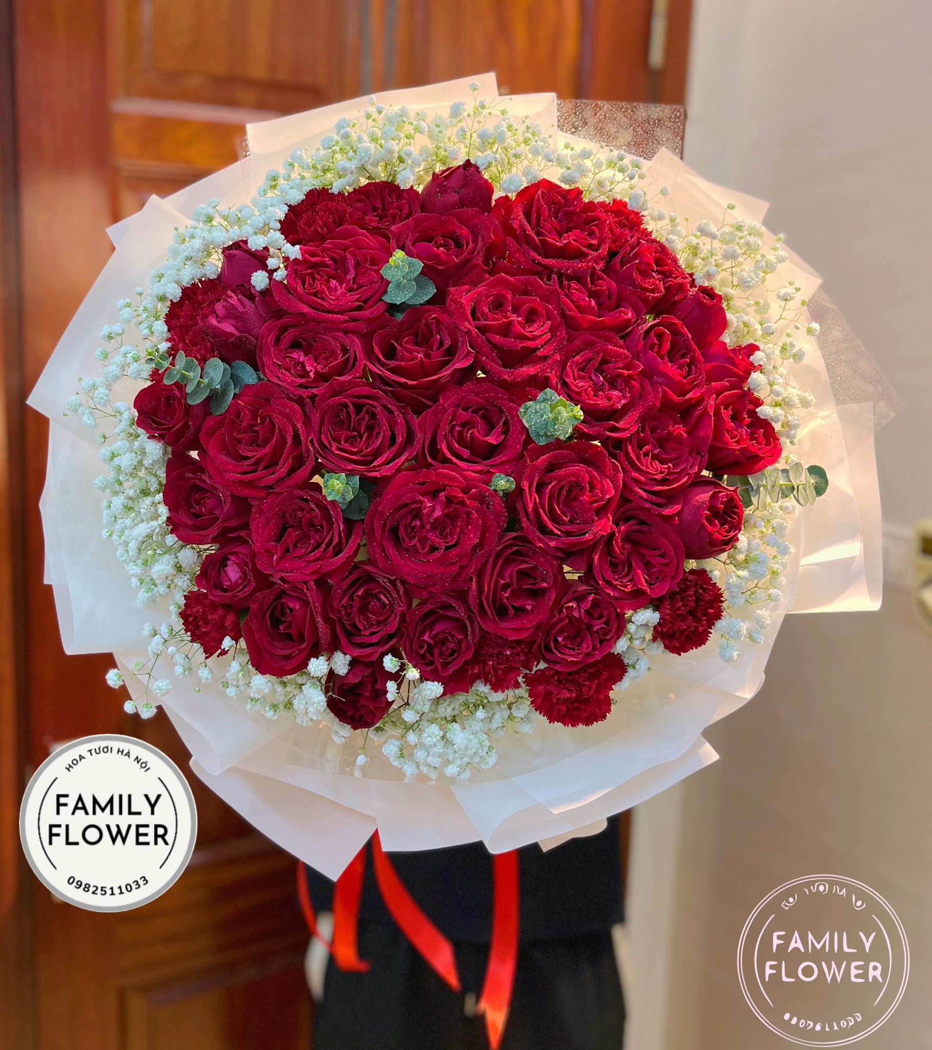Bó hoa hồng đỏ tặng người yêu , vợ nhân dịp ngày phụ nữ Việt Nam 20 tháng 10 tại Hà Nội