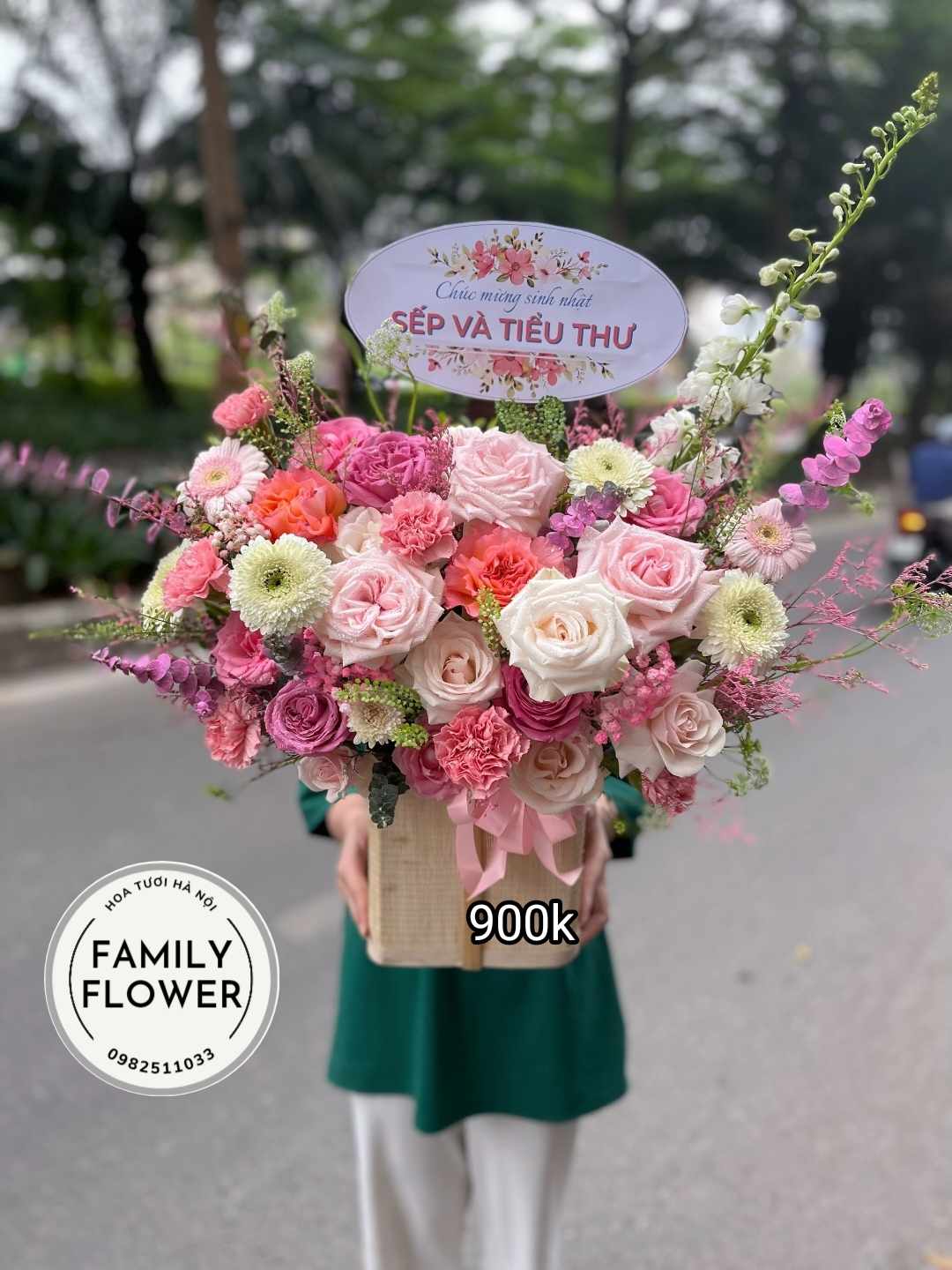 Các lẵng hoa tươi với nhiều tone màu khác nhau tặng 20/10 tại Hà Nội