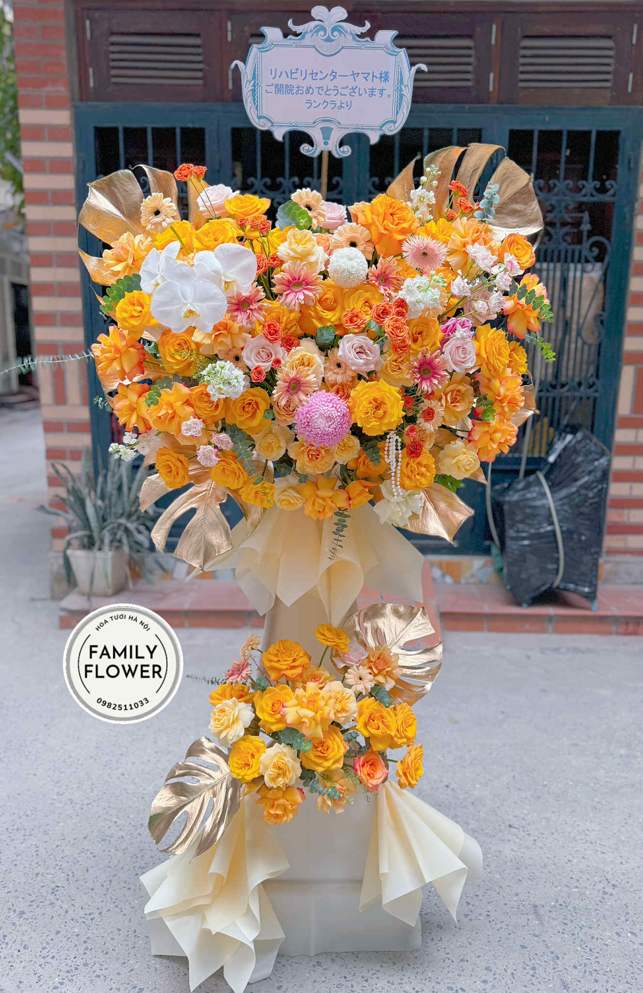 Kệ hoa tone vàng tặng chúc mừng Hà Nội