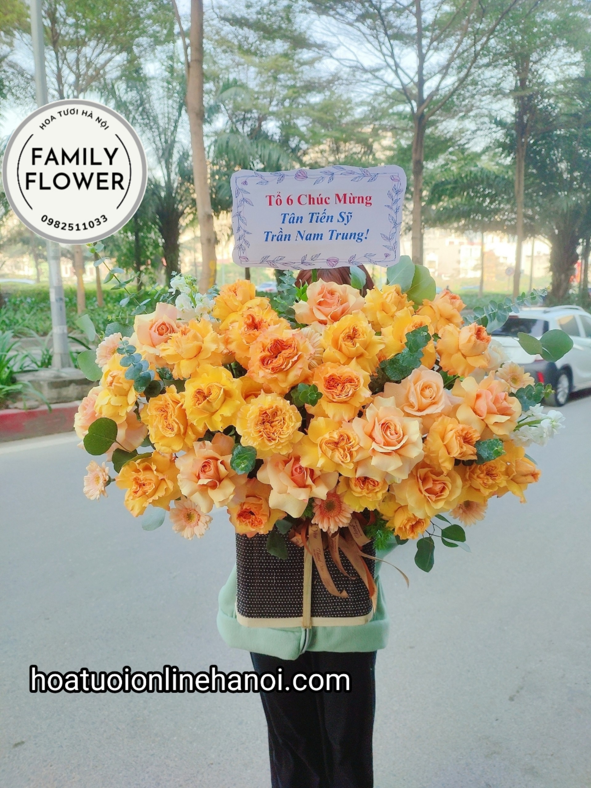 Hoa tươi chúc mừng tone cam tại Cầu Giấy - Hà Nội.
