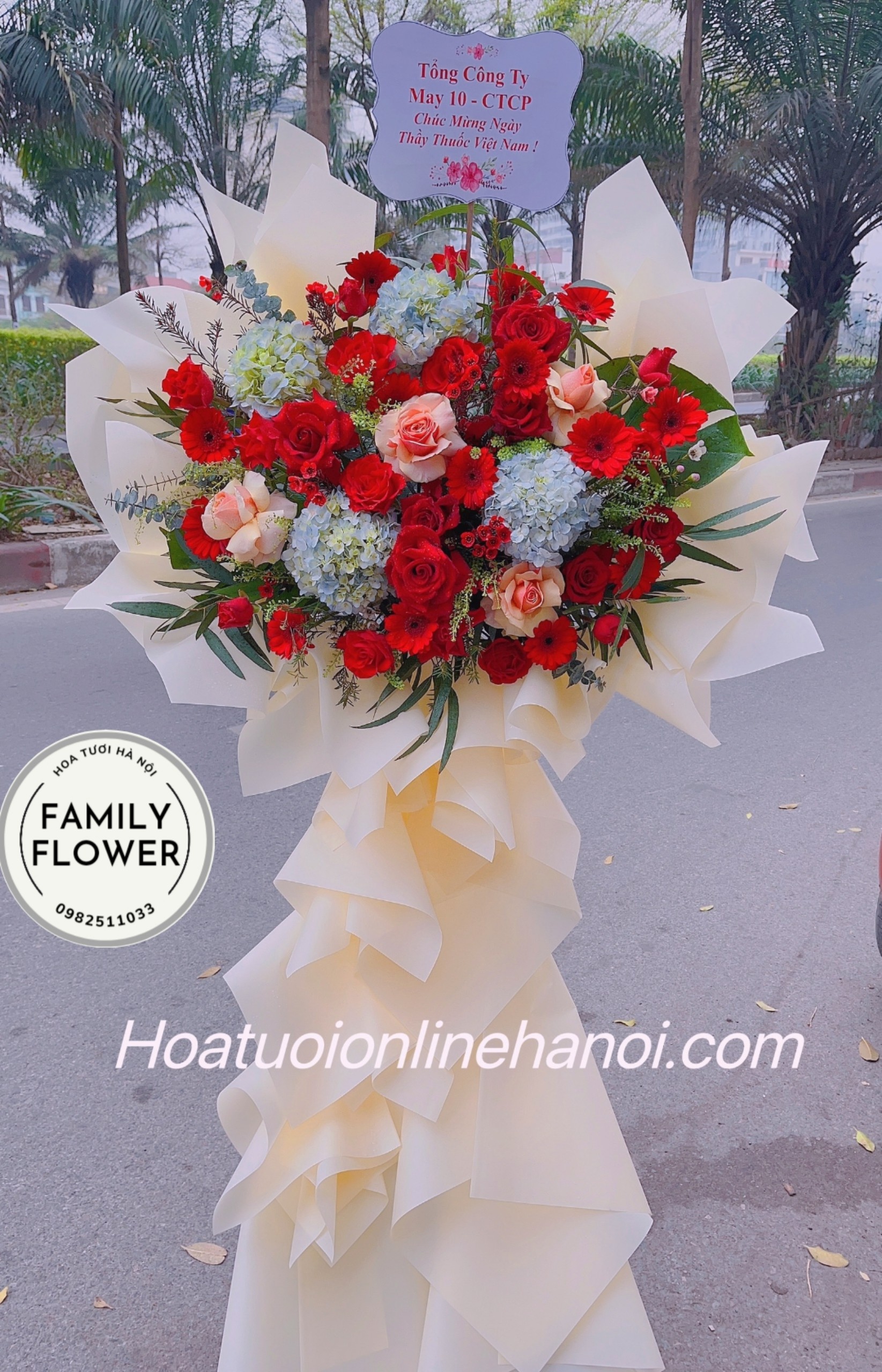 cây hoa chucs mừng tone đỏ chúc mừng ngày thầy thuốc Việt Nam .