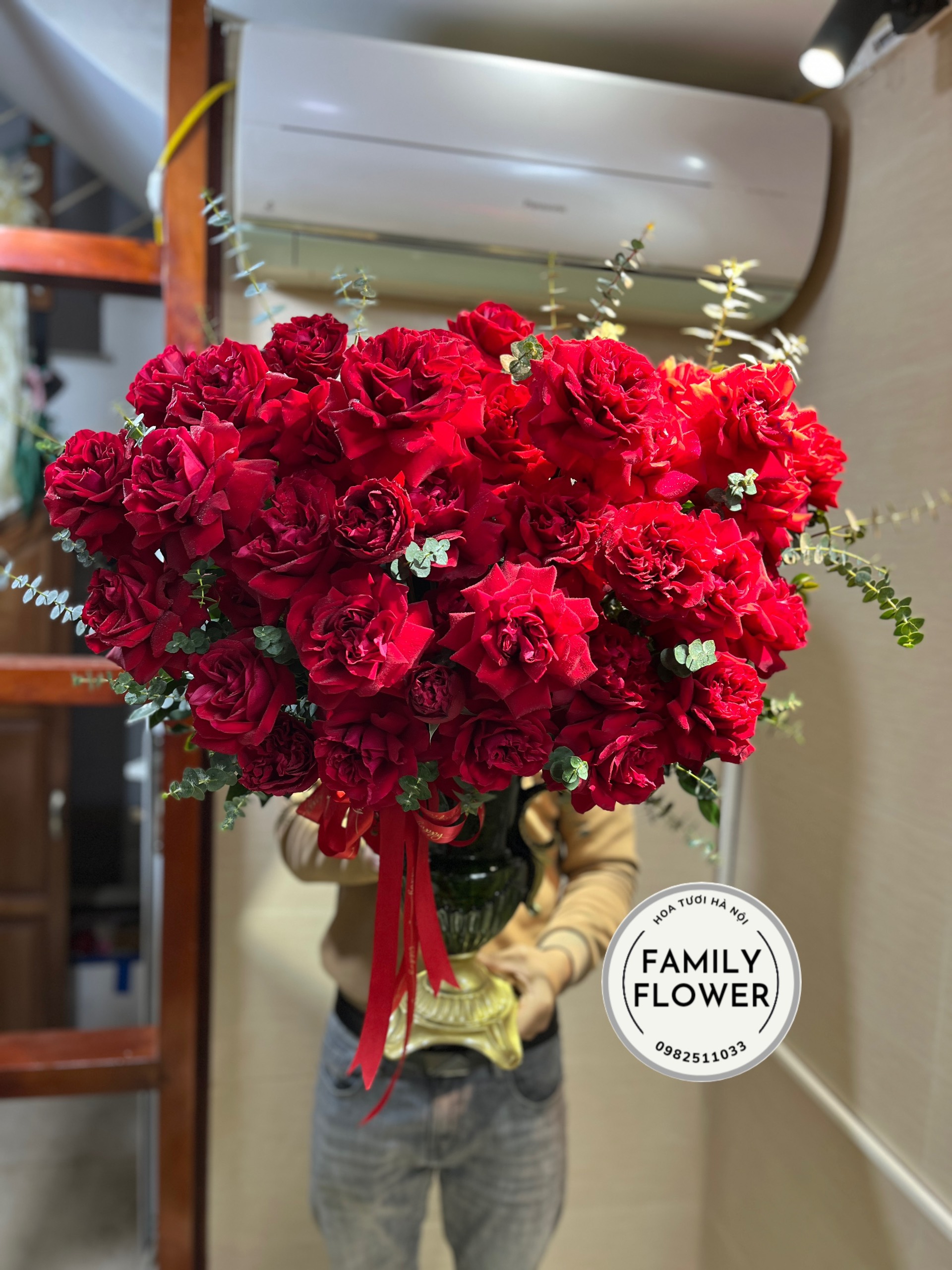 Bình hoa hồng đỏ tặng đối tác nhân dịp mùng 8 tháng 3 ! Mua hoa 8 tháng 3