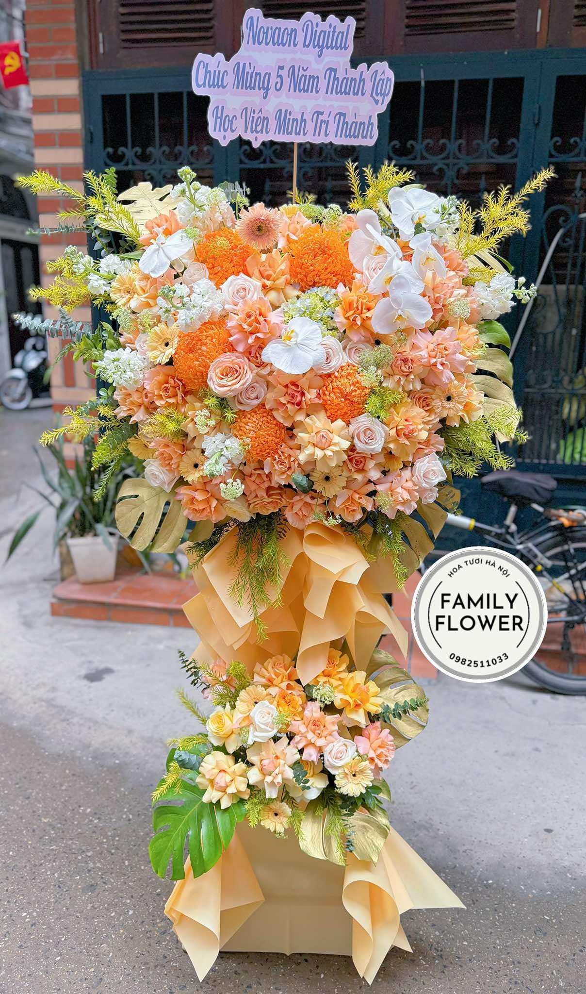 Kệ hoa đứng 2 tầng tone vàng rực rỡ tặng chúc mừng ngày thành lập công ty ! Điện hoa Hà Nội