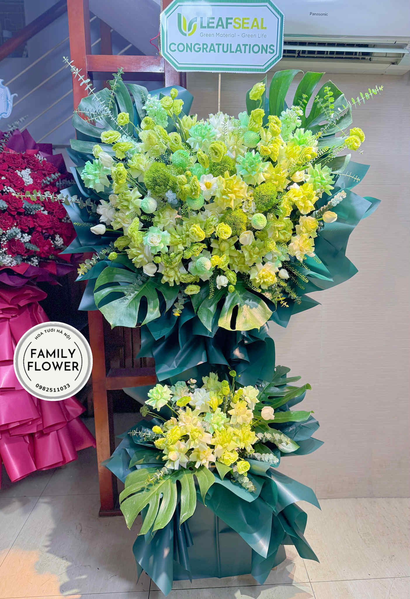 Kệ hoa tone xanh lá tặng khai trương , hội nghị  quận Cầu  Giấy ! Hoa tươi Cầu Giấy