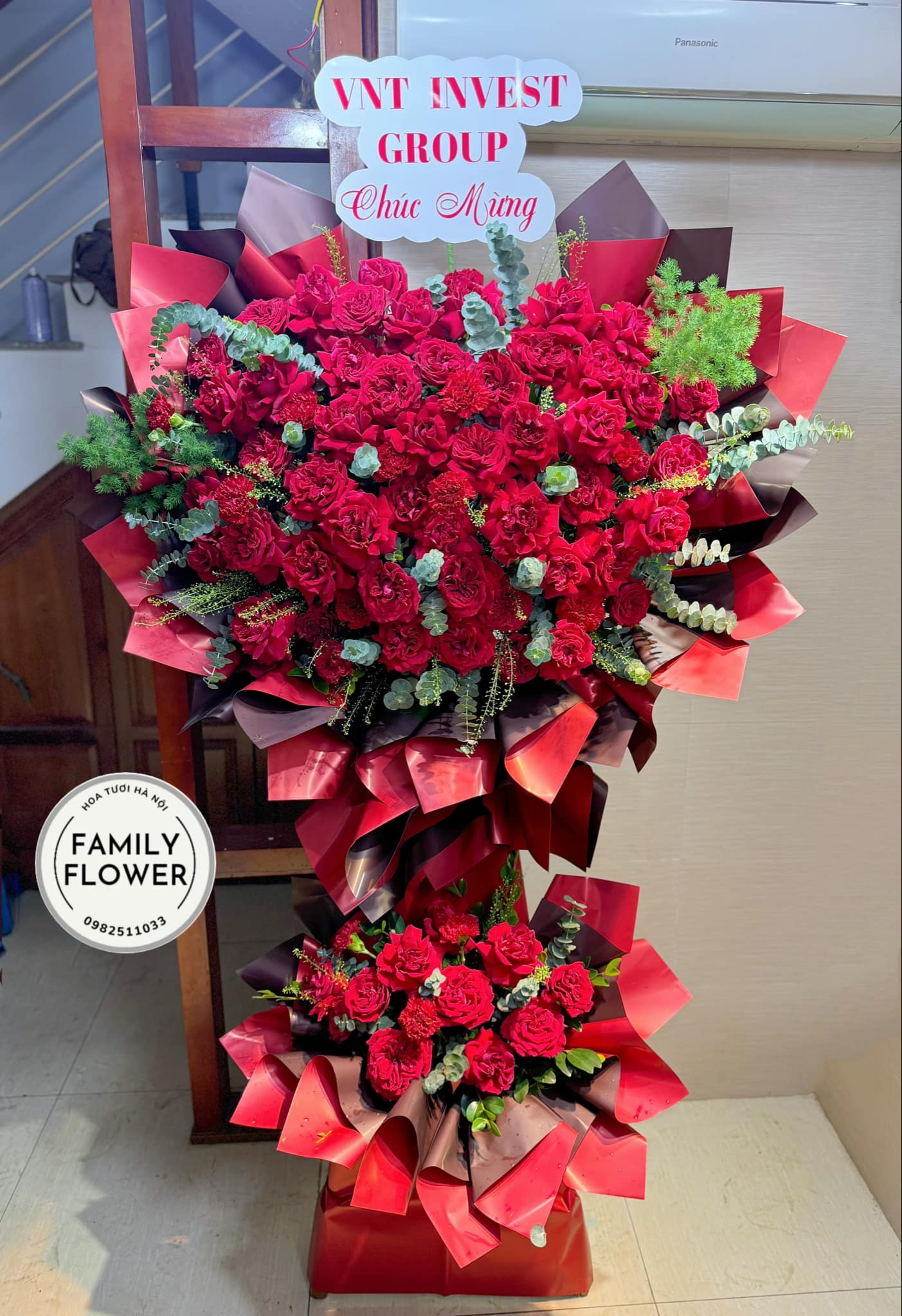 Kệ hoa tone đỏ tặng chúc mừng công ty hay các sự kiện quan trọng tại Hà Nội ! Mua hoa tươi online Hà Nội ! Hoa khai trương tại Hà Nội