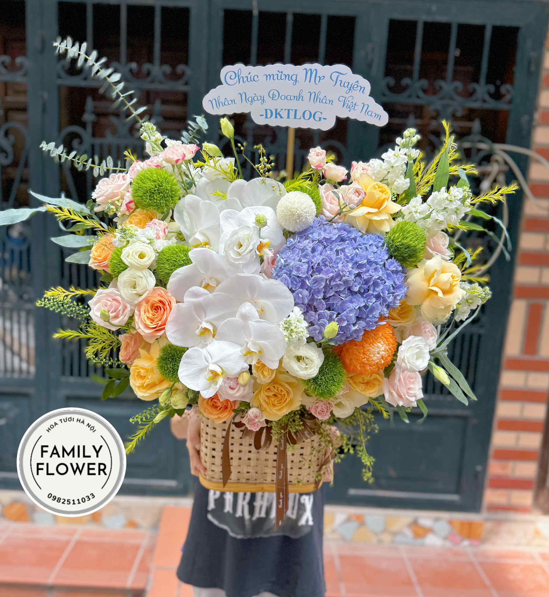 Lẵng hoa chúc mừng ngày doanh nhân việt nam . hoa tươi Hà Nội. mua hoa Hà Nội