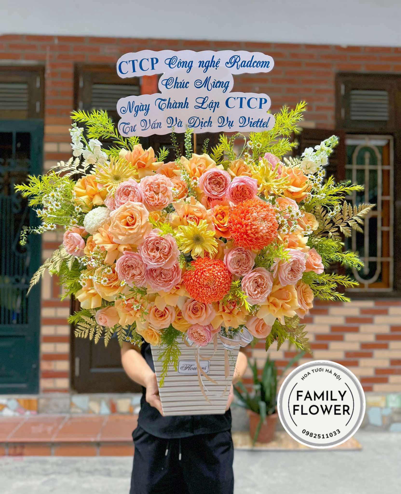 Lẵng hoa tone cam vàng tặng chúc mừng ngày thành lập công ty tại Hà Nội ! Hoa chúc mừng tại cầu Giấy Hà Nội