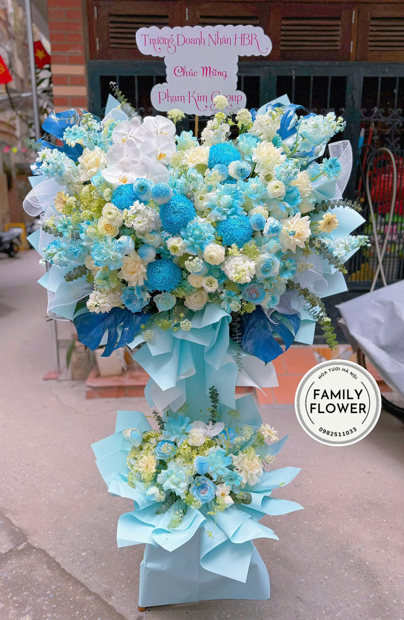 Kệ hoa xanh dương chúc mừng sự kiện ở Hà Nội ! Kệ hoa 2 tầng